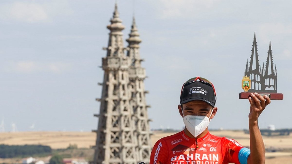 Buitrago celebra en el podio su victoria en El Castillo. SANTI OTERO