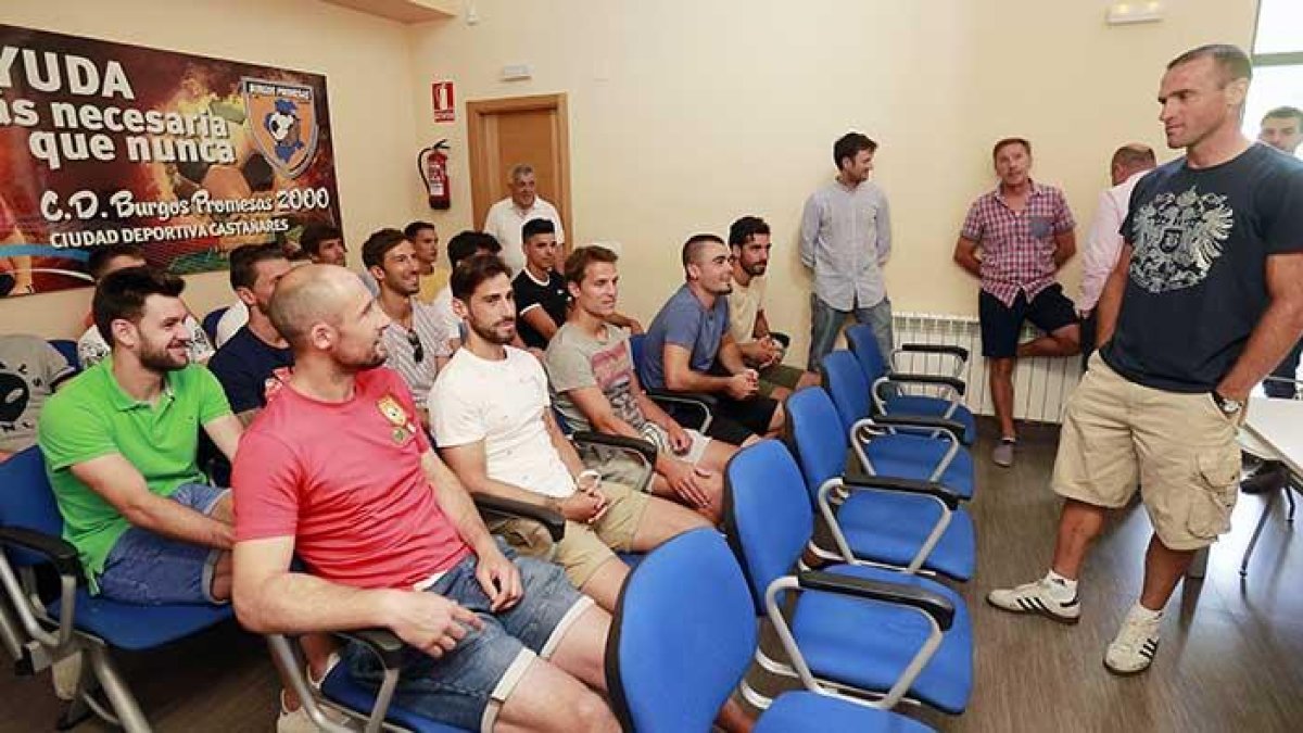 José Manuel Mateo habla con sus futbolistas antes de comenzar la charla.-RAÚL G. OCHOA
