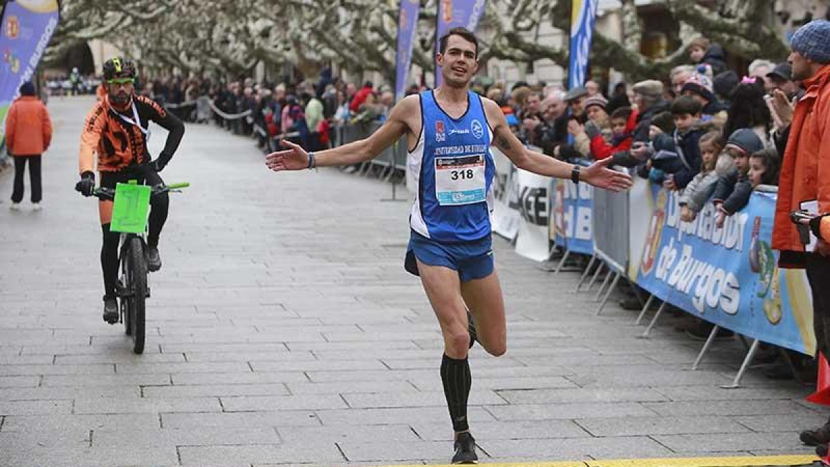 Dani Arce (UBU) festeja la consecución de la victoria en el 40º Cross de San Lesmes.-Raúl G. Ochoa