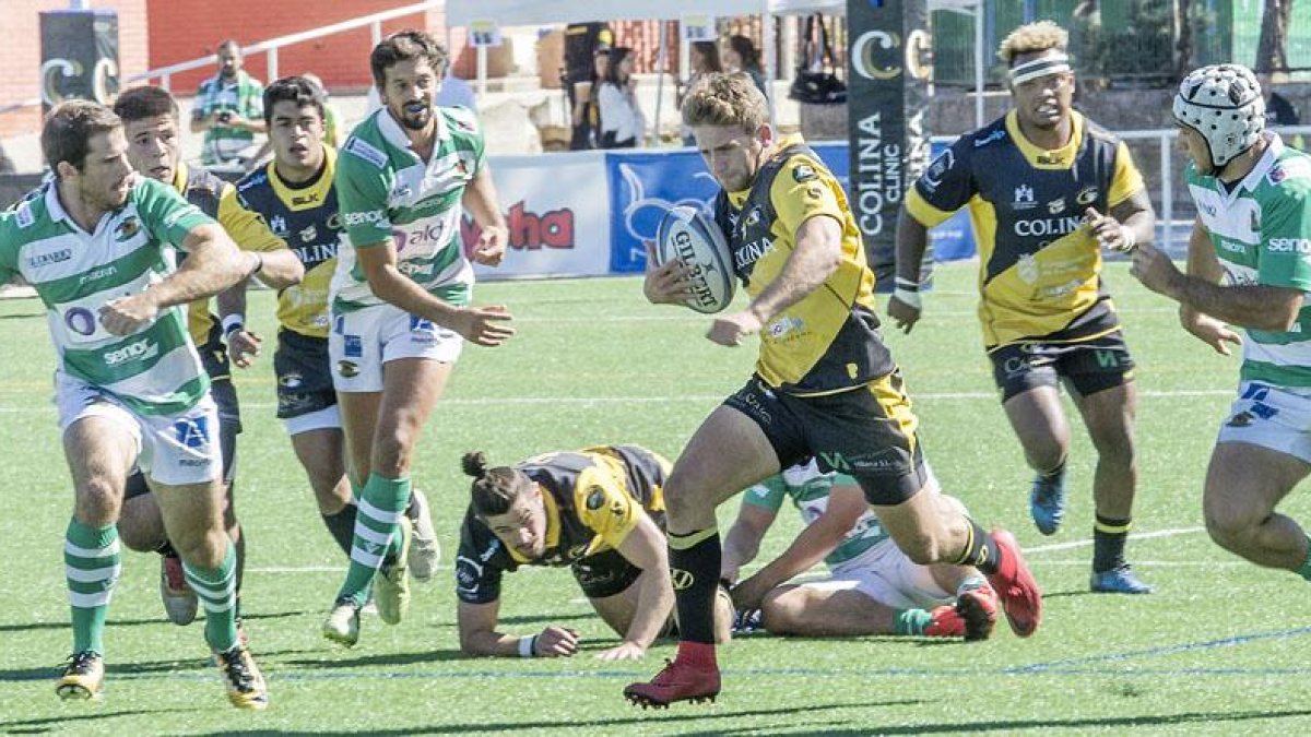 Emiliano Calle gana la línea de ventaja y progresa con el oval, ayer, en San Amaro.-ISRAEL L. MURILLO