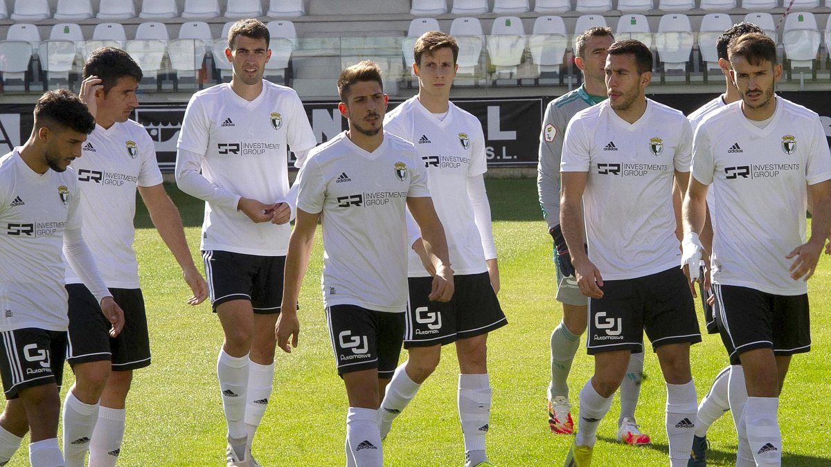 Varios jugadores del Burgos CF en el césped de El Plantio. ISRAEL L. MURILLO