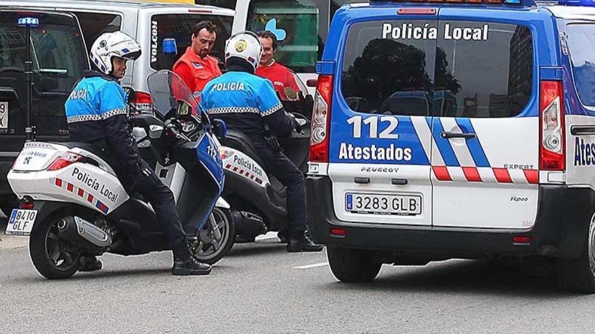 Agentes de la Policía Local de Burgos intervienen en un accidente de tráfico. ECB