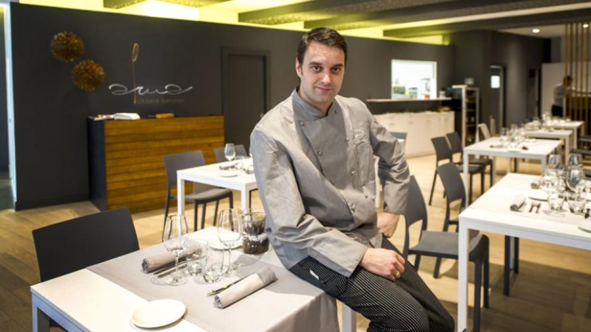 El cocinero y gerente de Alma Restaurante posa en el comedordel local que abrió sus puertas en agosto.-ISRAEL L. MURILLO