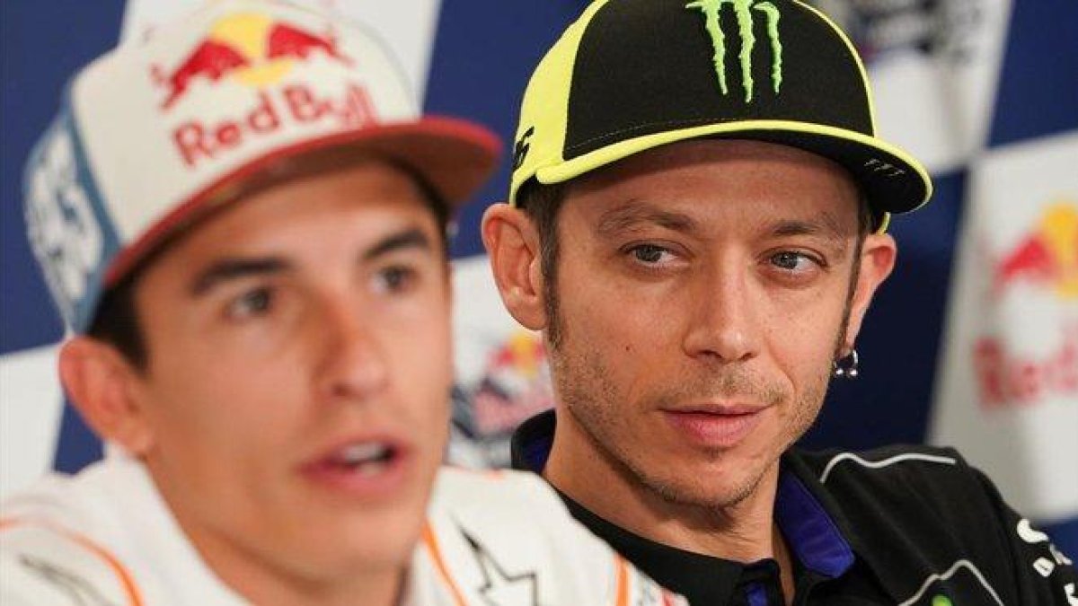 Valentino Rossi, a la derecha, observa a Marc Márquez, en el GP de EEUU de este año.-ALEJANDRO CERESUELA