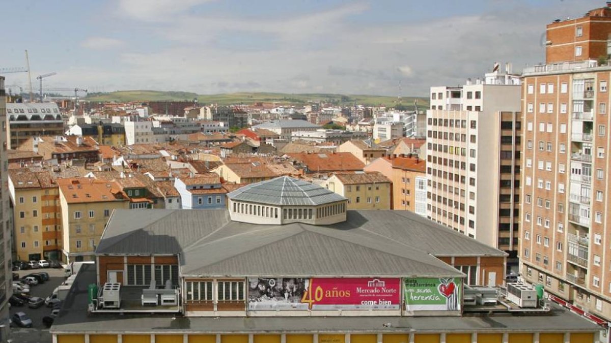 Imagen de la fachada principal del Mercado Norte, ubicado en la plaza de España.-ISRAEL L. MURILLO