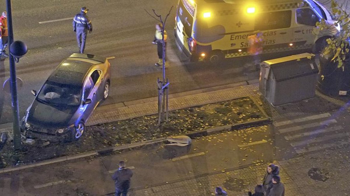 Imagen del coche accidentado contra la farola en la avenida de Cantabria.-ICAL