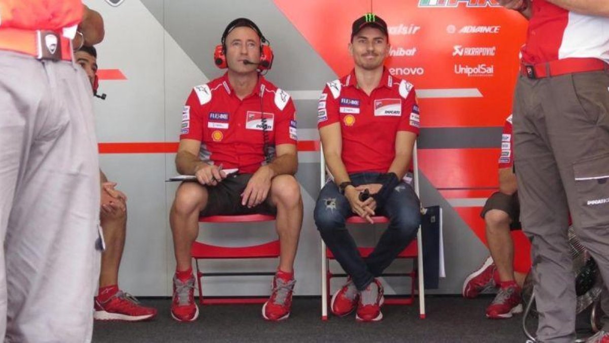 El mallorquín Jorge Lorenzo, observando hoy, como simple espectador, los ensayos del GP de Malasia.-EMILIO PÉREZ DE ROZAS