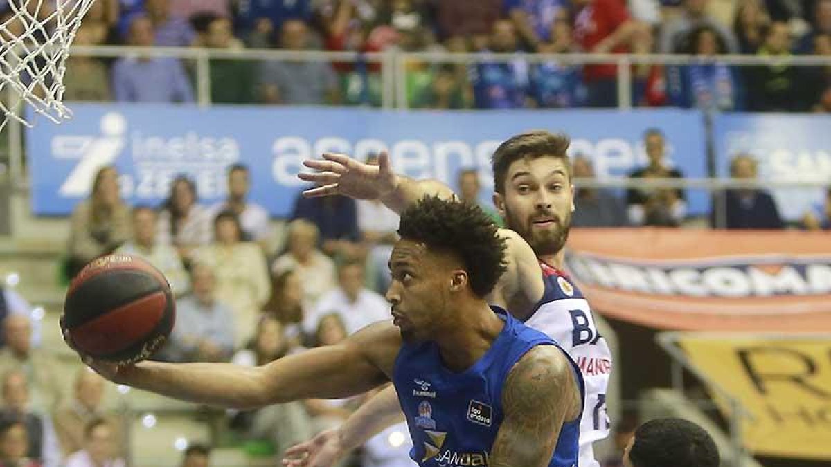 Tokoto entra a canasta en el duelo ante Manresa-Santi Otero