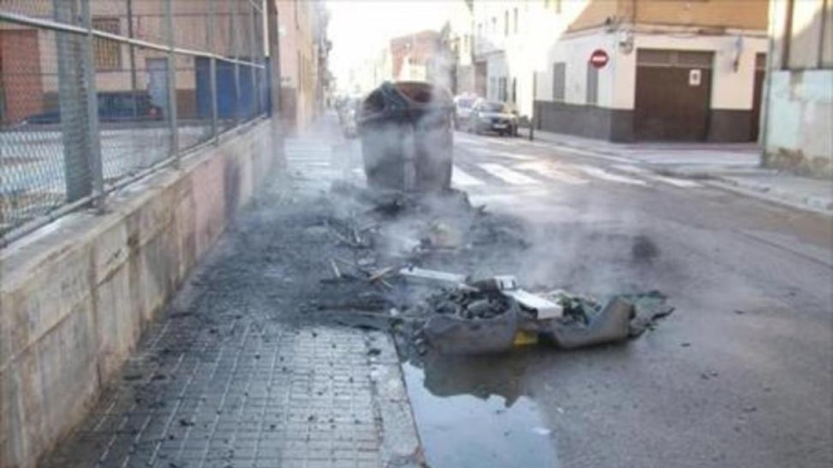 Contenedores quemados.-