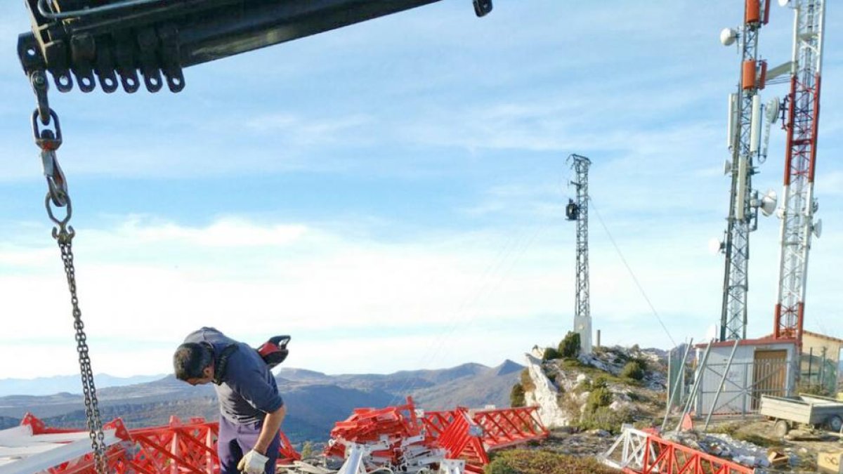 La empresa ya está colocando la torre en una parcela cedida por Valle de Zamanzas, en el municipio de Aylanes.-ECB