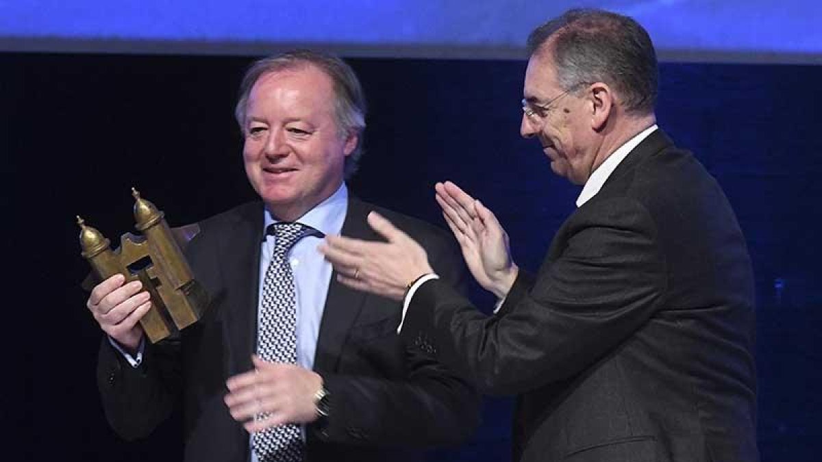 Ernesto Antolín recibió el FAE de Oro de manos de Miguel Ángel Benavente.-RAÚL G. OCHOA