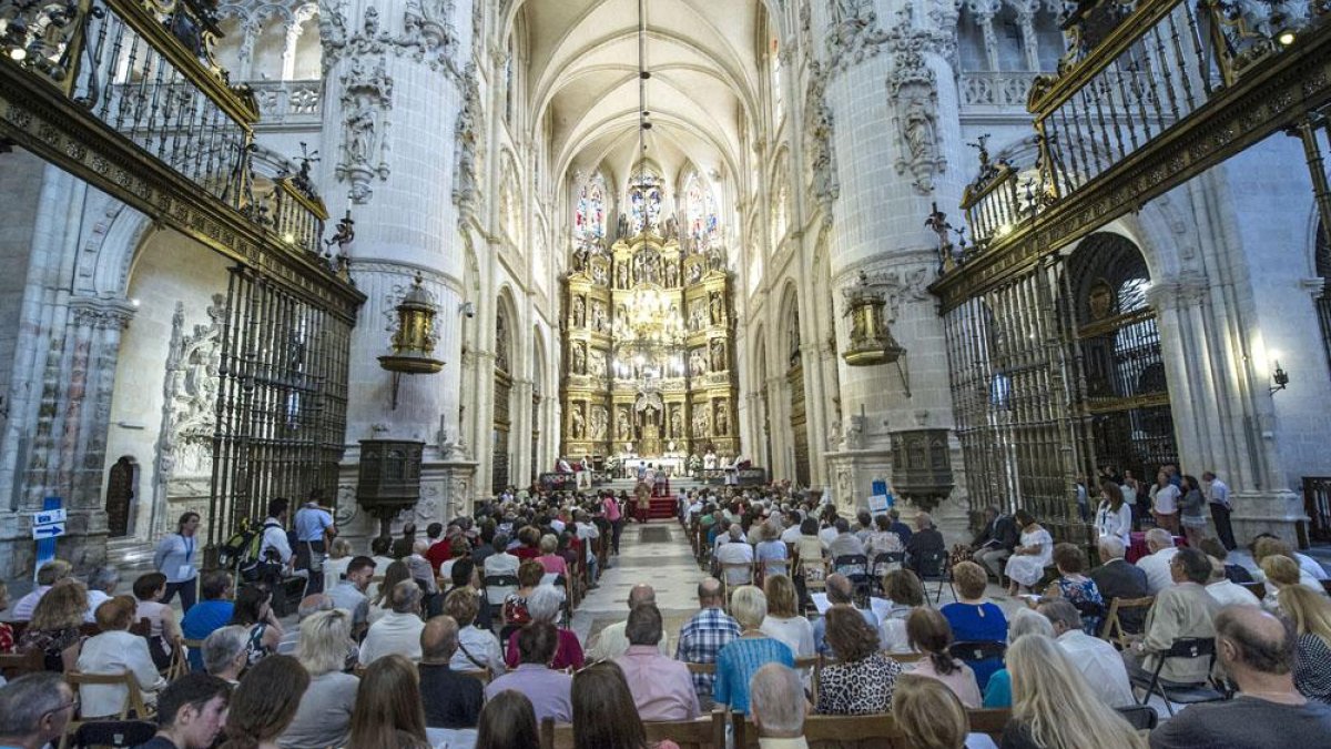 Cientos de burgaleses participaron en la misa solemne en honor de la patrona de la ciudad celebrada en el altar mayor de la Catedral.-ISRAEL L, MURILLO