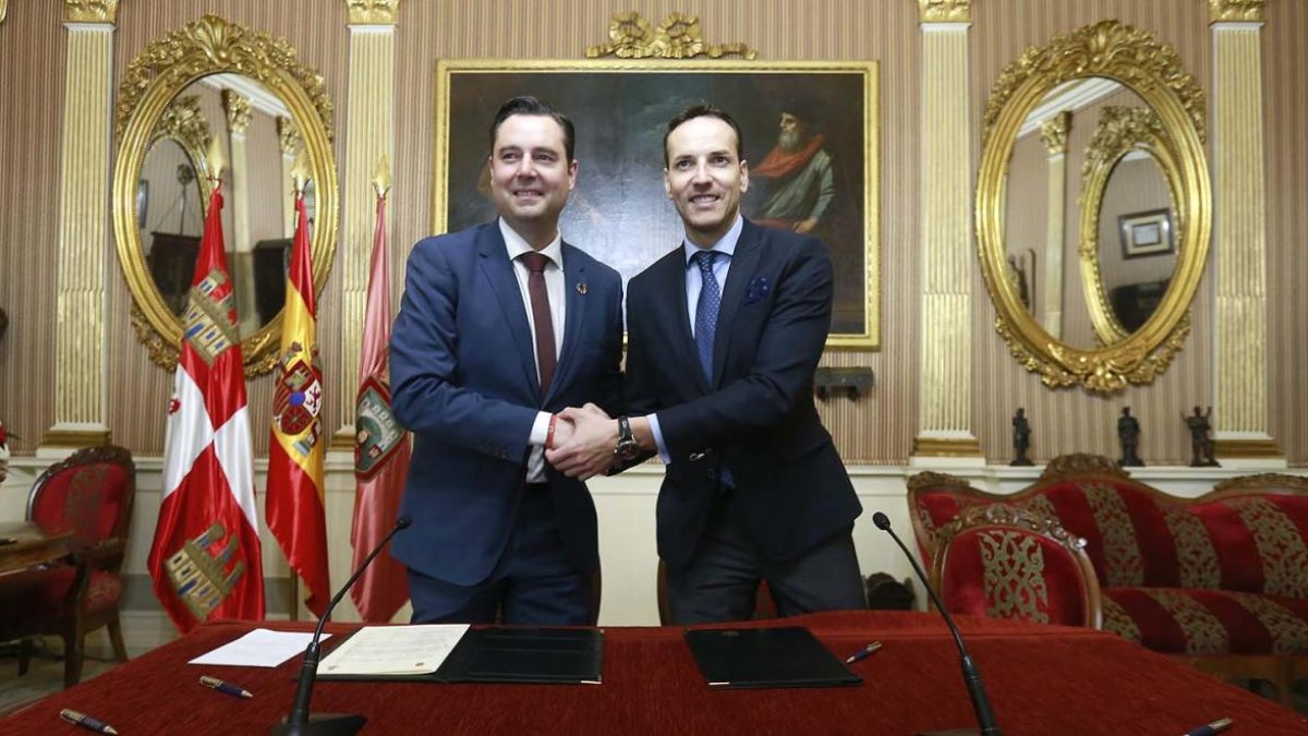 Daniel de la Rosa, alcalde de Burgos, y Félix Sancho, presidente del San Pablo, escenifican el acuerdo alcanzado tras firmar el contrato, ayer.-RAÚL OCHOA
