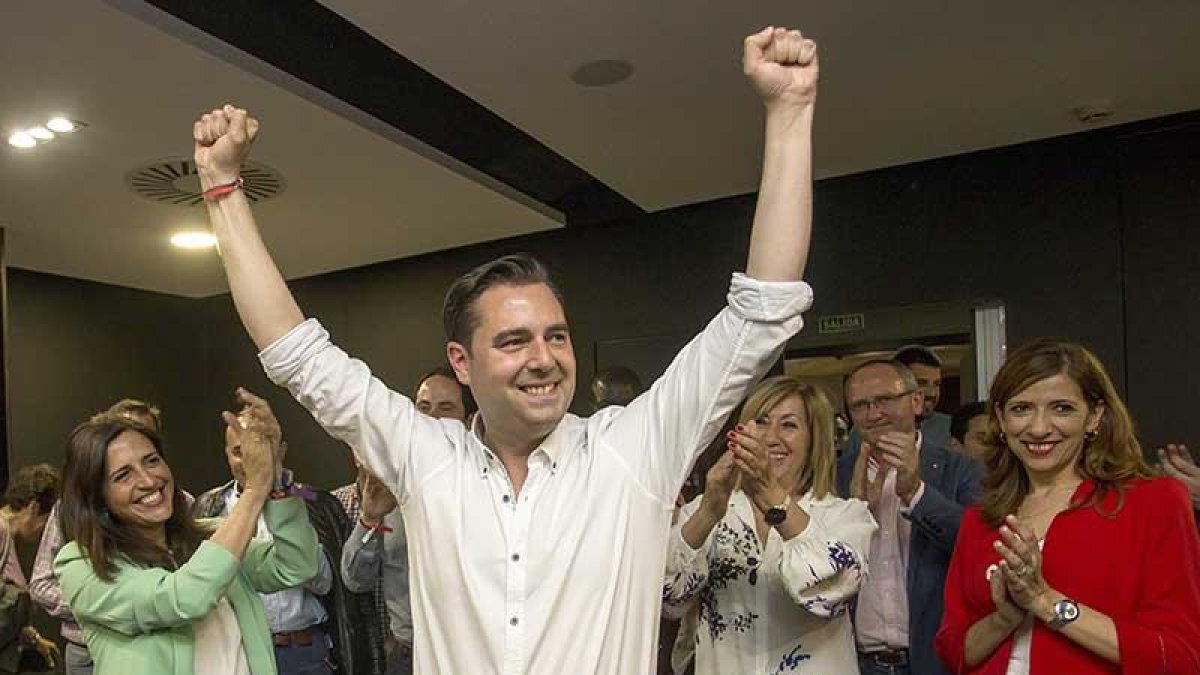 Daniel de la Rosa celebra la victoria electoral con los miembros de su candidatura, afiliados y simpatizantes.-SANTI OTERO