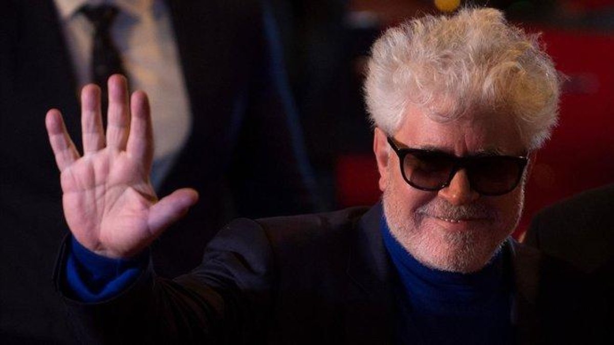 El cineasta Pedro Almodóvar presenta una exposición de obras, ’Flores’.-AFP