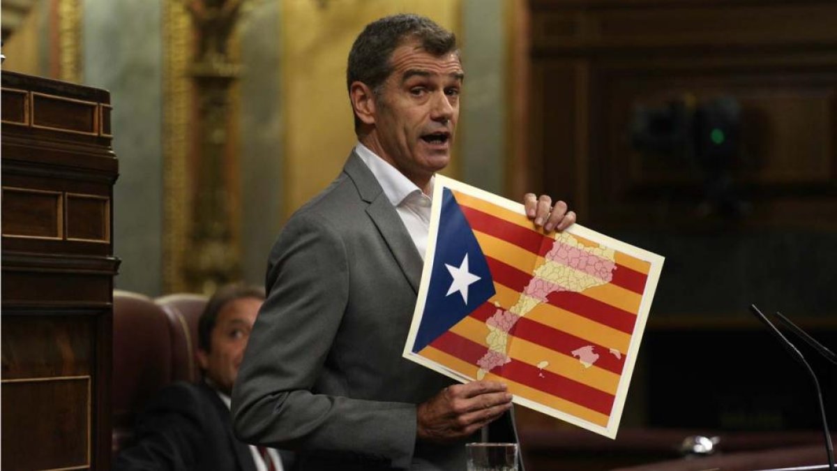 Lourdes Ciuró dedica un corte de mangas a Toni Cantó.-EL PERIÓDICO