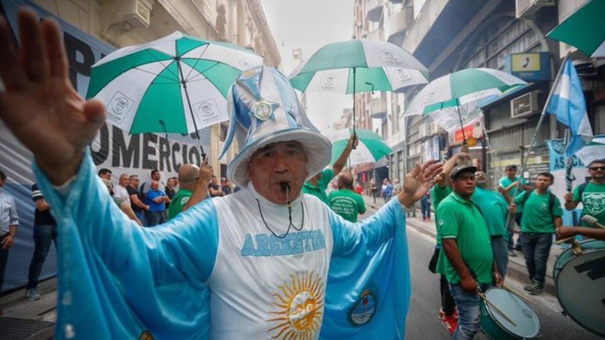 Manifestantes protestan contra la política económica de Macri, en Buenos Aires.-IGNACIO RONCORONI (EFE)