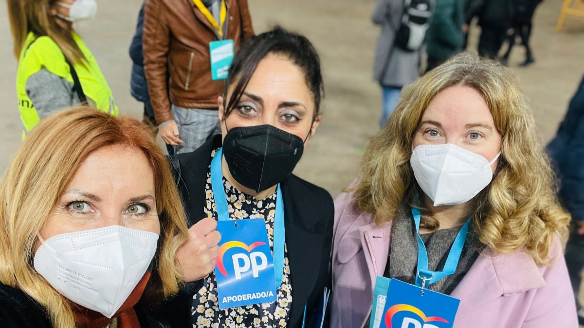 Cristina Ayala, a la derecha, con compañeras de partido. ECB