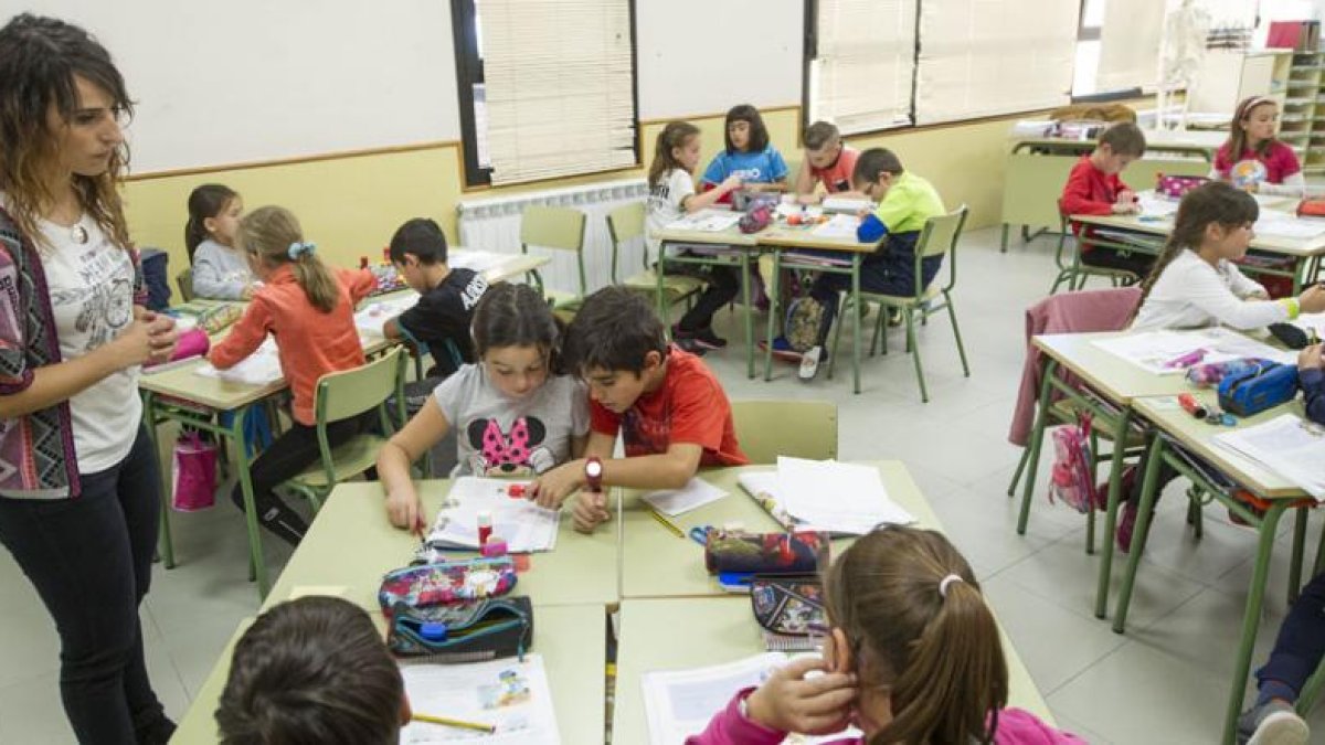 Los alumnos de 3ºB realizan un ejercicio de matemáticas en equipo. Cada uno alcanza sus propias conclusiones de antemano, se ayudan entre sí, y alcanzan el consenso en la respuesta.-ISRAEL L. MURILLO