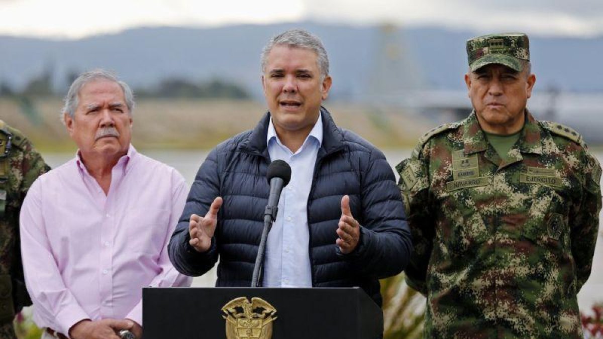 El presidente de Colombia Ivan Duque da unas declaraciones a la prensa acompanado por su ministro de Defensa  Guillemo Botero  y el comandante de las Fuerzas Militares de Colombia  mayor general Luis Fernando Navarro en Bogota, Colombia.-EFE  LEONARDO MUNOZ