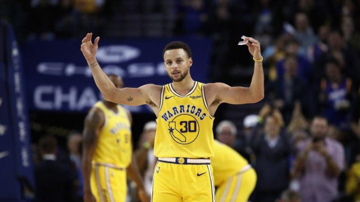 Stephen Curry celebra con el público una de sus jugadas.-GETTY IMAGES NORTH AMERICA