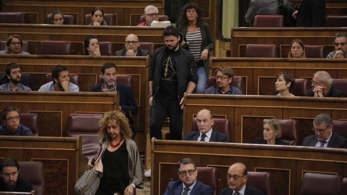 El portavoz de ERC, Gabriel Rufián abandona este miércoles el hemiciclo en protesta por los registros efectuados en Barcolena.-JOSE LUIS ROCA
