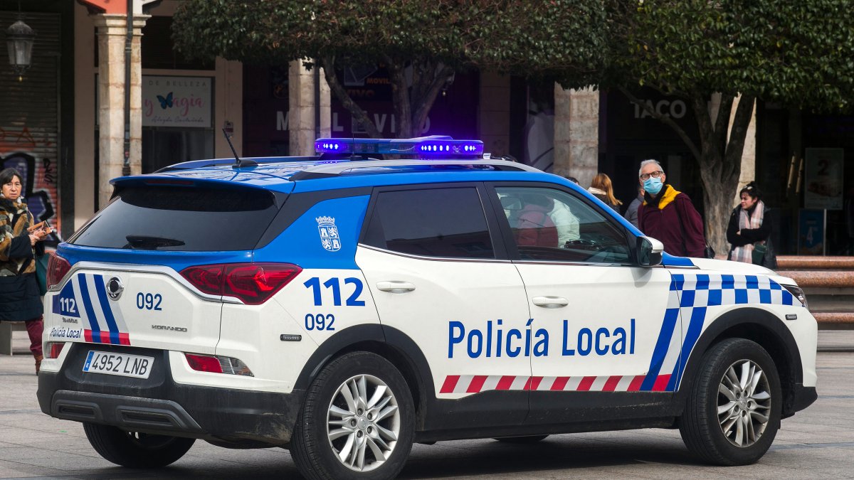 Imagen de un coche de la Policía Local. TOMÁS ALONSO
