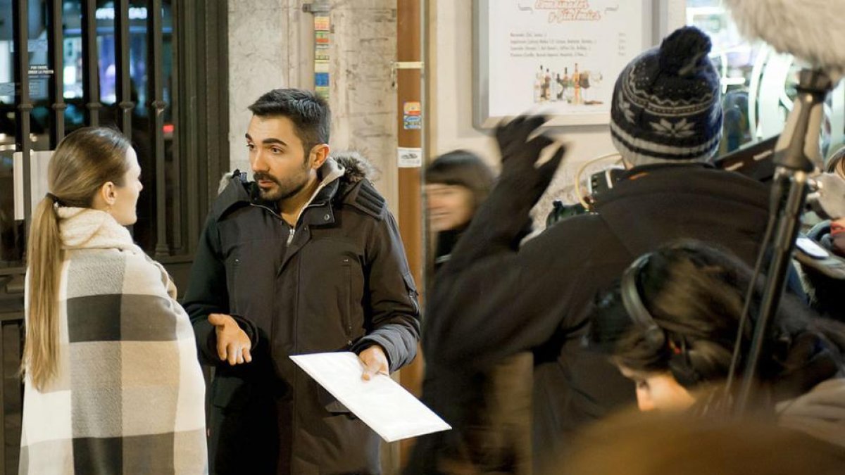 Carlos G. Velasco se dirige a la actriz en un momento del rodaje.-Manuel J. Mercado