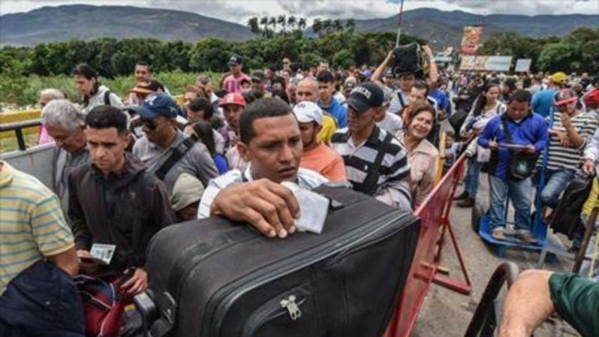 Ciudadanos venezolanos esperan en la frontera con Colombia para escapar de su país.-AFP / LUIS ACOSTA