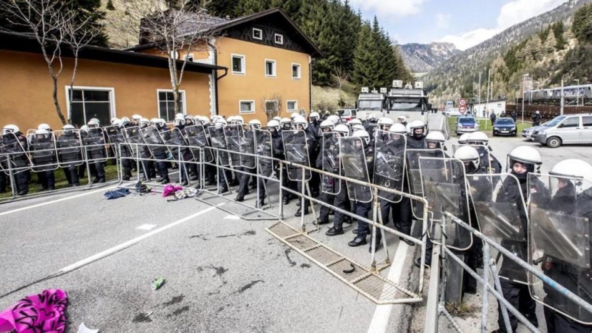 Cordón policial durante una manifestación contra los planes del Gobierno de Austria, en el paso fronterizo de Brenner, el día 24.-EFE / JAN HETFLEISCH