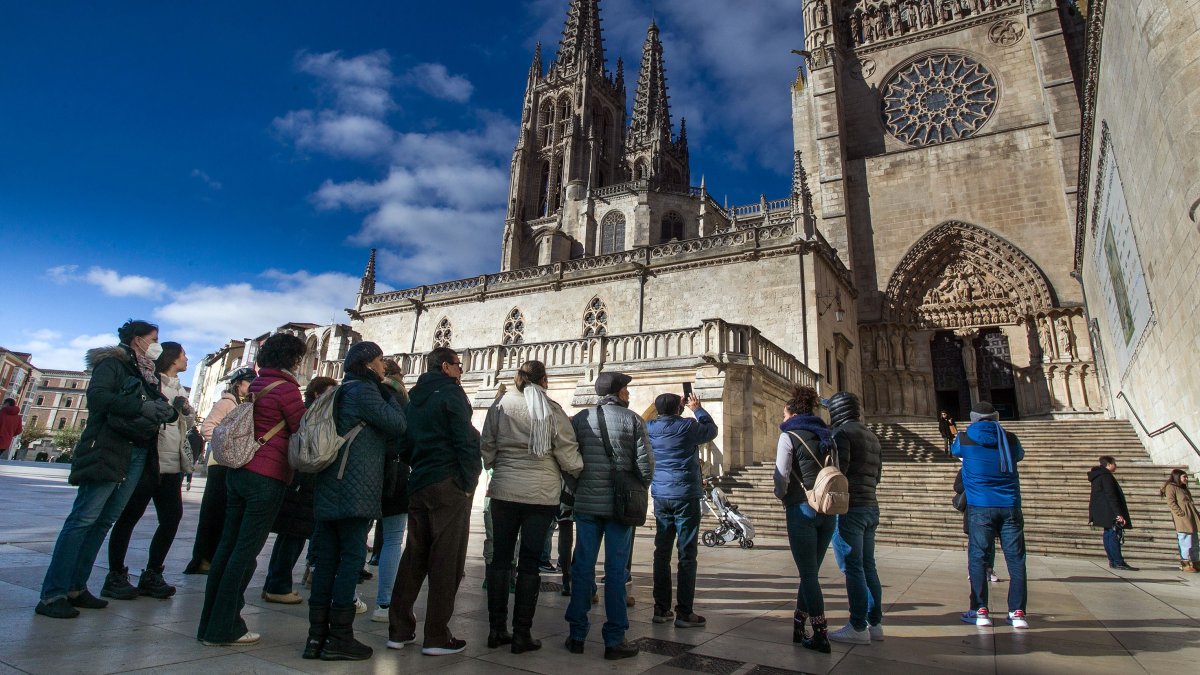 Varios turistas durante una visita guiada a la Catedral. TOMÁS ALONSO
