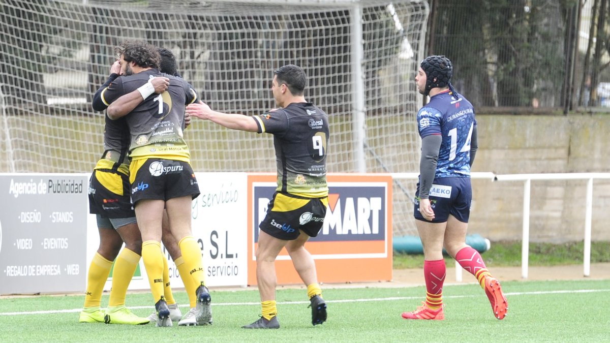 Los jugadores del UBU Colina Clinic celebran un ensayo. RAÚL OCHOA