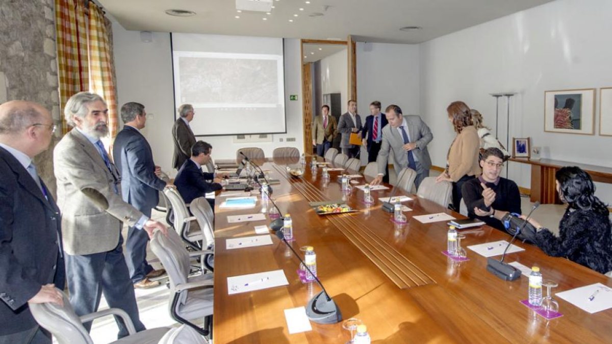 Los representantes del consejo rector del consorcio de Villalonquéjar se citaron ayer en la Casa del Cordón.-ISRAEL L. MURILLO