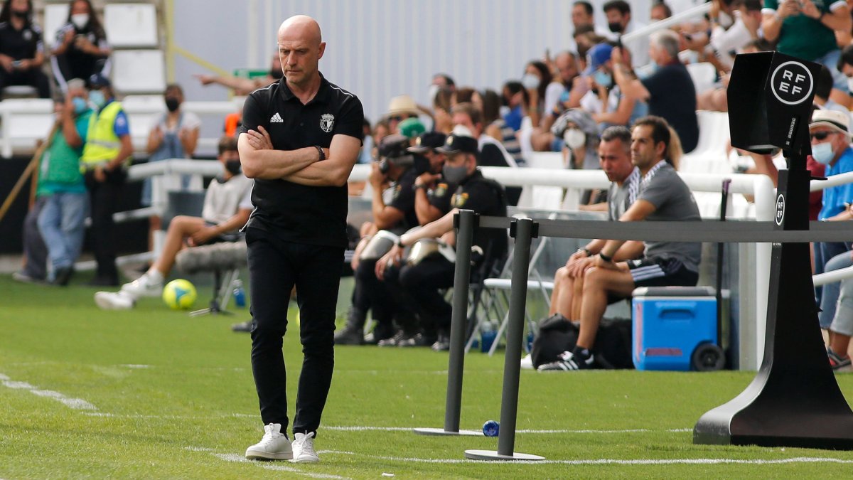 Calero, pensativo durante un partido. SANTI OTERO