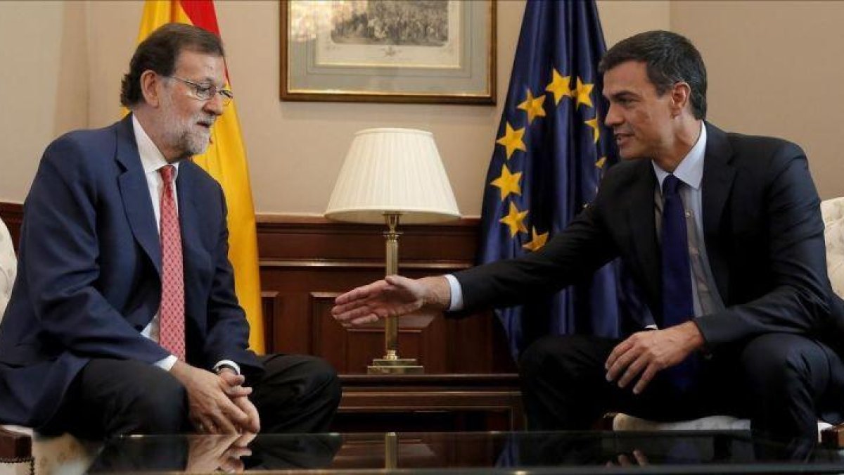 Mariano Rajoy y Pedro Sánchez, al inicio de su reunión, este martes en el Congreso.-JOSÉ LUIS ROCA
