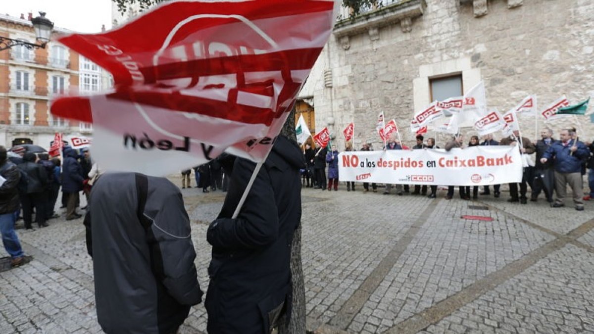Un grupo de trabajadores secunda una protesta sindical contra un ajuste de personal previo en Caixabank. R. OCHOA