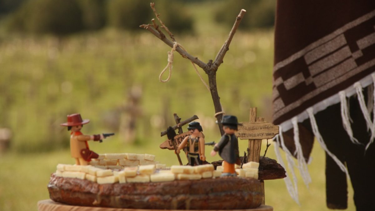 La tarta por el cumpleaños de Clint Eastwood recrea la escena final de 'El bueno, el feo y el malo'. / SAD HILL