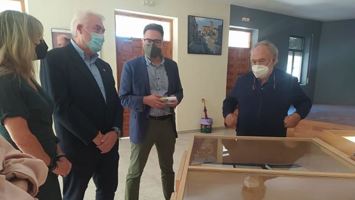 Los organizadores y las autoridades locales inauguraron ayer la muestra en el salón del Ayuntamiento. ECB