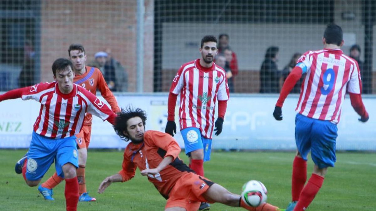 Óscar corta un balón desde el suelo en el choque que jugó el Promesas ante el Tordesillas.-RAÚL G. OCHOA