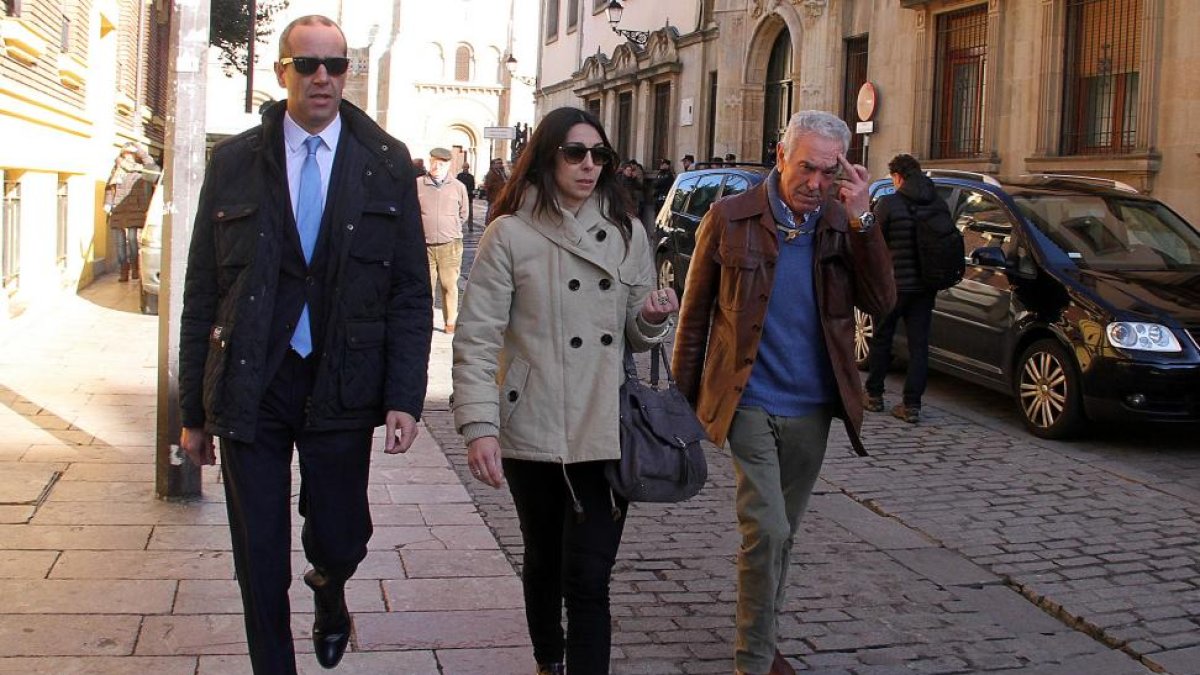 Raquel Gago sale de la la Audiencia Provincial de León acompañada por su procurador, Luis Enrique Valdeón (I), en una foto de archivo-ICAL
