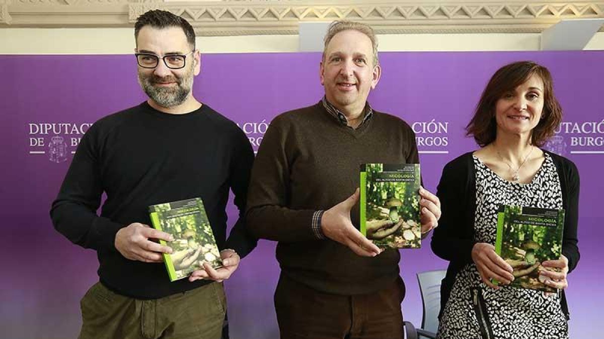 Martínez (centro), presentó ayer el nuevo tomo junto a la coautora Beatriz de la Parra, y el maquetador Carlos García-R. O.