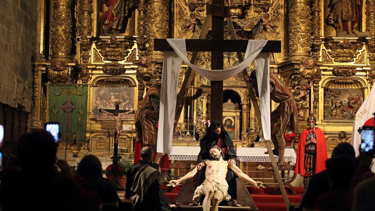 Con aforo limitado y todas las medidas sanitarias preventivas, más de un centenar de asistentes acudieron al acto que escenifico las últimas estaciones en el altar mayor. FOTOS: G. GONZÁLEZ