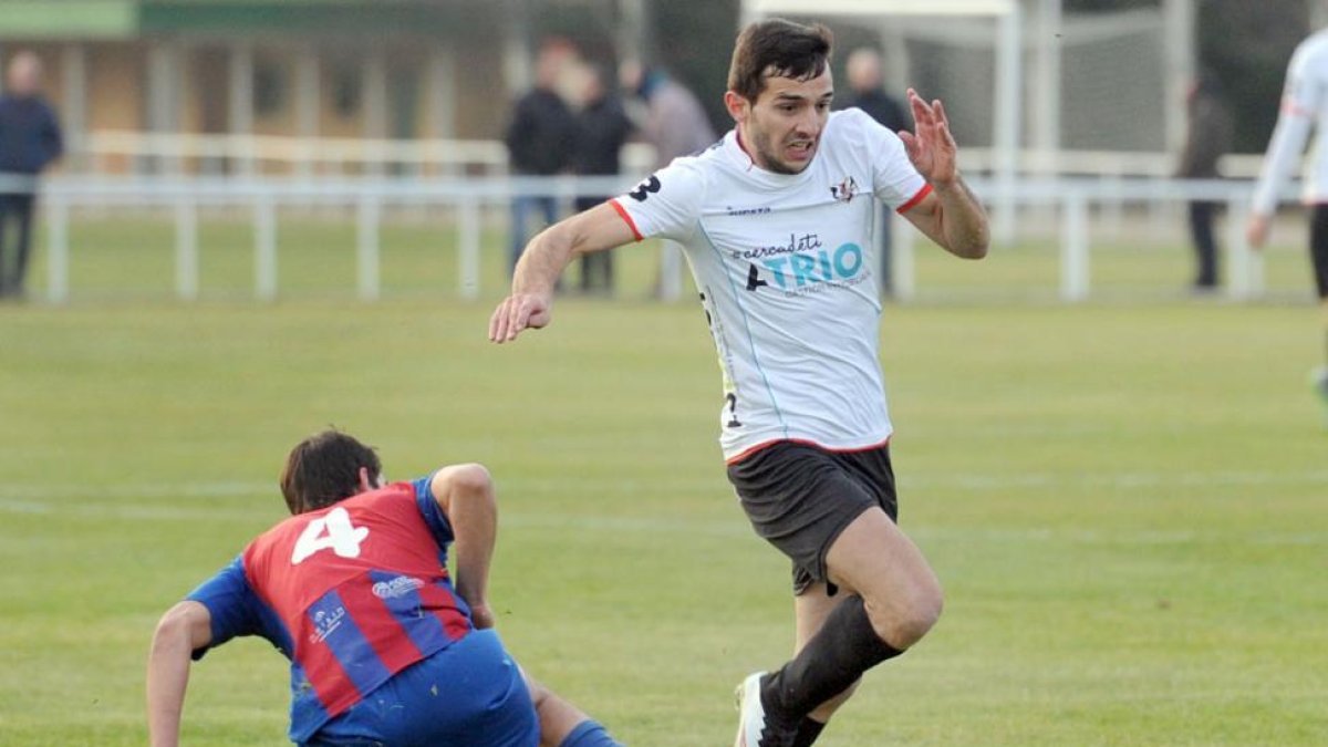 Cristian supera por velocidad a un defensor de la Gimnástica Segoviana-I. L. Murillo