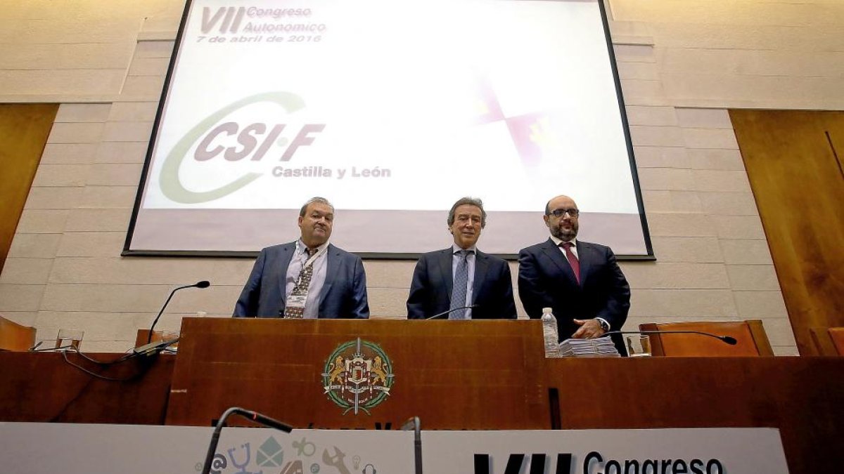 Carlos Hernando, De Santiago Juárez y el presidente nacional, Miguel Iborra, ayer en Fuensaldaña-ICAL
