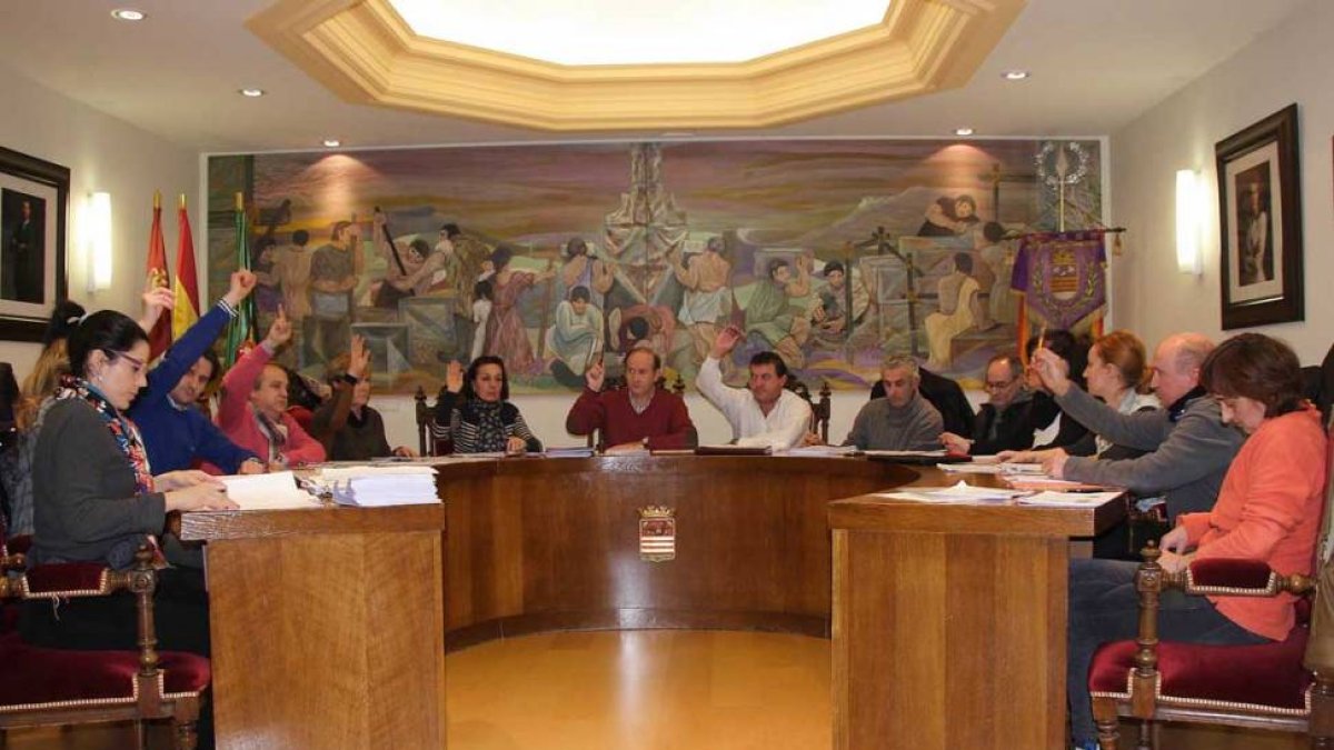 El Presupuesto Municipal para 2015 salió adelante con los votos de PP y C`s-G. G.
