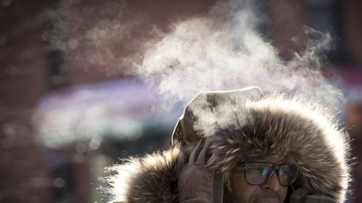 Un hombre hablando por teléfono en Nueva York.-Foto: BRENDAN MCDERMID / REUTERS