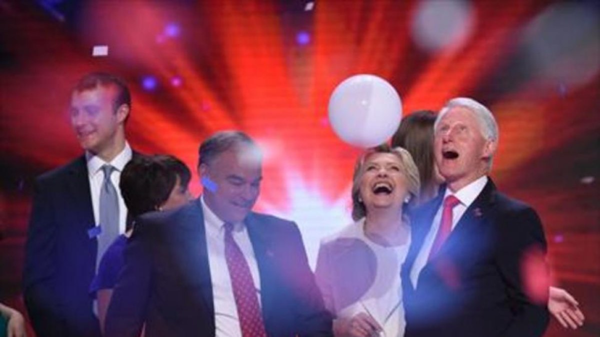 Clinton y su esposo (derecha), en la Convención Demócrata en Filadelfia.-AFP / SAUL LOEB
