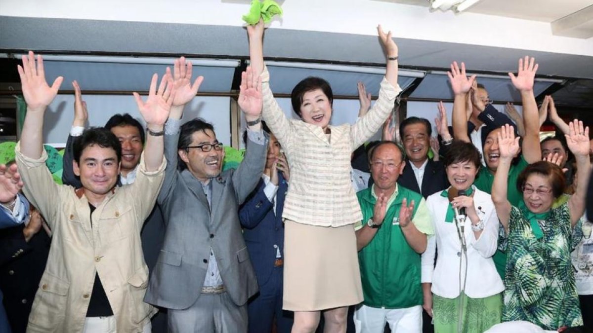 Yuriko Koike celebra su victoria como alcaldesa de Tokio, el domingo 31 de julio-AFP
