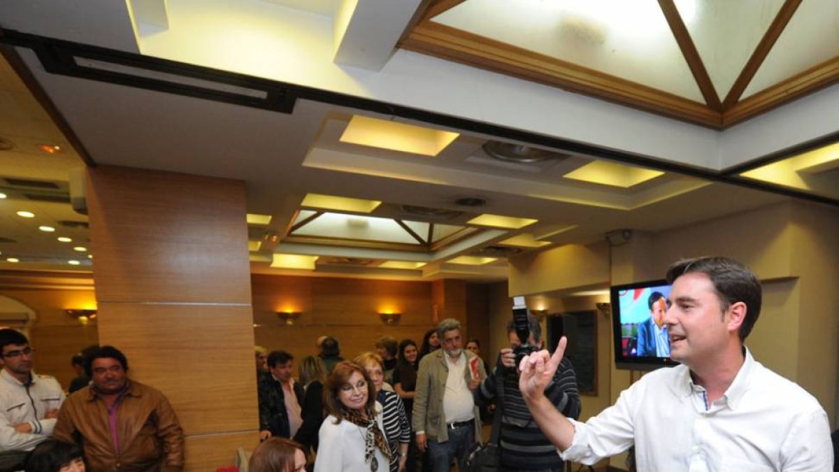 Los socialistas se concentraron en un hotel para seguir el recuento de votos.-ISRAEL L. MURILLO