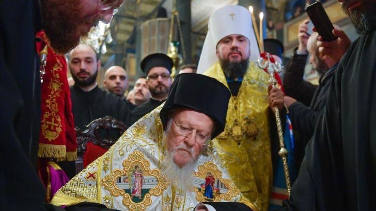 El patriarca ecuménico Bartolomé I asiste a una ceremonia de firma del decreto tomo de la Iglesia ucraniana en la iglesia patriarcal de San Jorge, en Estambul.-MYKOLA LAZARENKO (EFE)